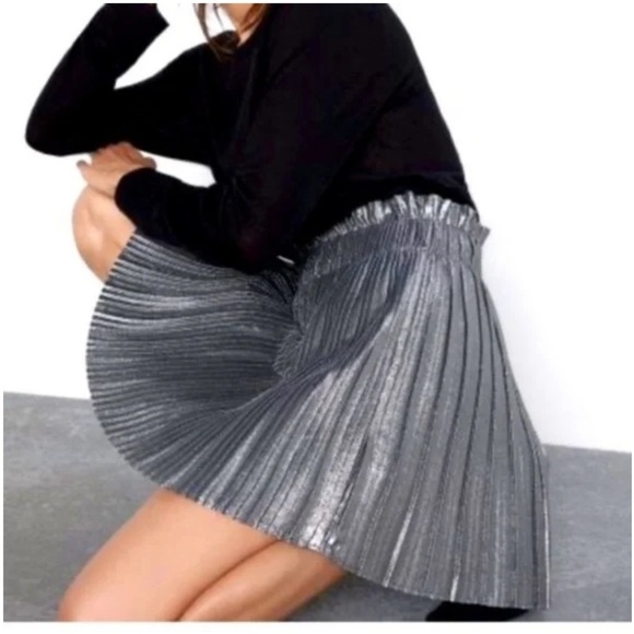 ZARA Silver Metallic Pleated Mini Skirt - Picture 2 of 16